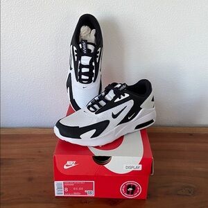 Nike Air Max Bolt womens sneaker white and black athletic workout shoe size 8